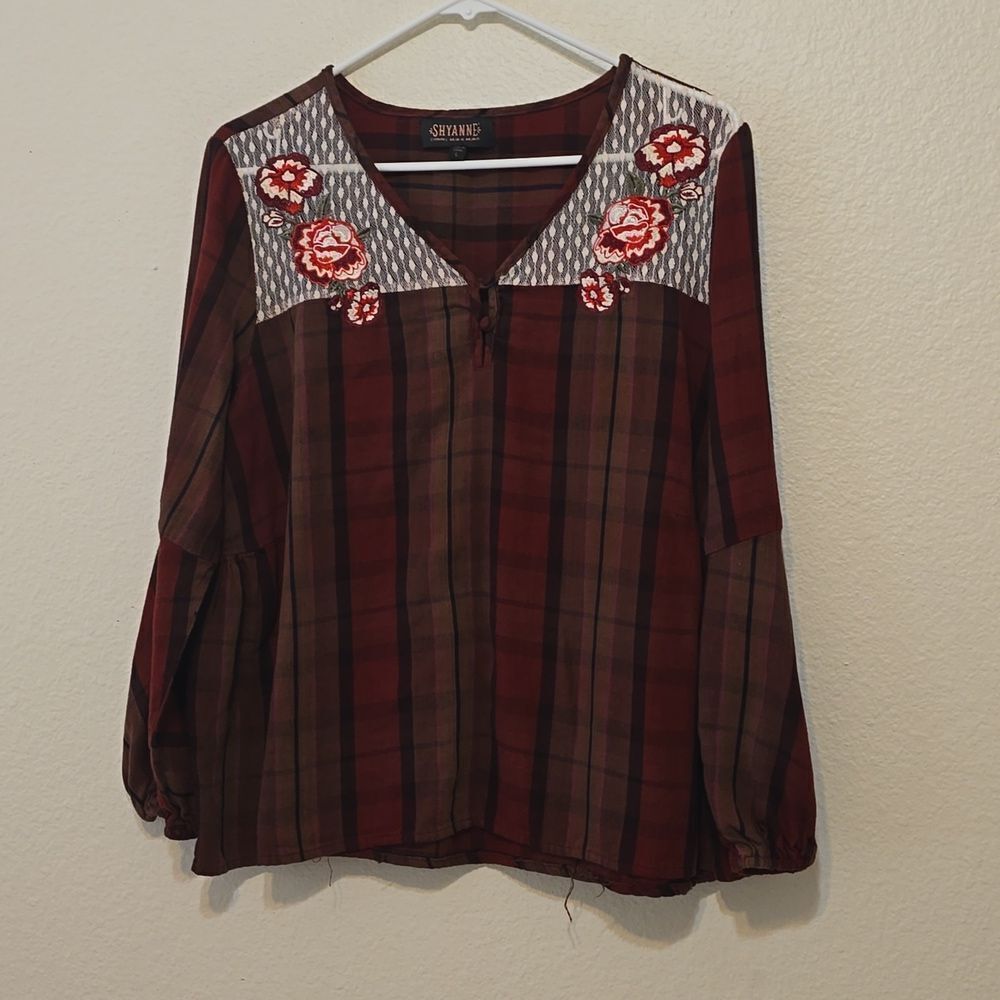 SHYANNE‎ WOMEN'S EMBROIDERED BOHO TOP Size L red, plaid
